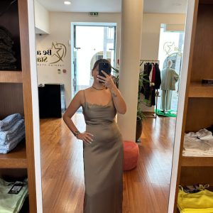 Vestido acetinado costas decotadas