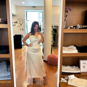 Vestido branco as bolinhas preto